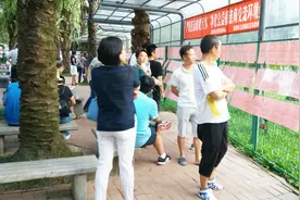 实拍公园相亲角，深圳的剩男剩女要求到底有多高，感觉太吓人了！视频封面