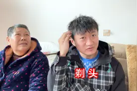 家蒙没想到，给爷爷剃个头发还能吃狗粮，这个冬天太寒冷了视频封面