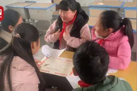 乡村小学班主任鼓励学生自己做奖状：“每个孩子都有获奖的权利”视频封面