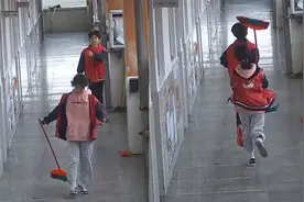 男生突然模仿女同学走路，动作宛如复制粘贴，下一秒被“暴揍”视频封面