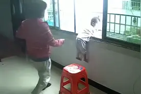 2岁男孩推凳子爬上窗台，双腿悬空摇摇欲坠，家人及时赶到解救视频封面