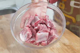 我家的排骨汤是这样做的，搭配花生一起煮，香味扑鼻，做法简单
