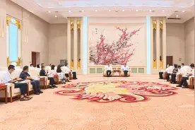 张超超与凤凰卫视董事局主席兼行政总裁徐威一行进行工作会谈视频封面