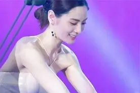 排名世界第一的美女到底多美？颁奖晚会穿液体裙，网友：美到窒息视频封面