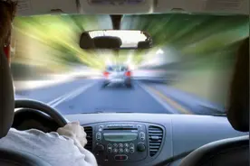 汽车行驶中发动机突然熄火，真的会失控吗？车主又该如何应对视频封面