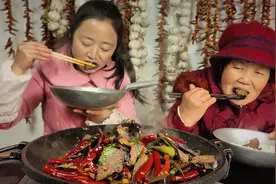 农村媳妇用蒜苗炒一锅腊猪肝，咸香可口很下饭，边加热边吃真带劲视频封面