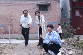 女孩晕倒路边，大妈好心救助还给1000块，几年后女孩换个身份报恩视频封面