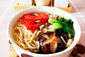 简单易学的快手菌汤面，汤鲜味美，面条劲道，全家都喜欢