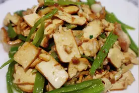 豆干和瘦肉简单做出一道家常小炒菜，色香味俱全真的很下饭，好吃