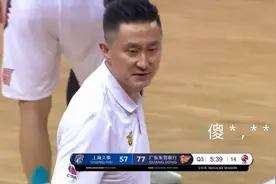 杜锋今晚又疯狂输出，口吐芬芳+大骂阿日是个废物+气得“跳起舞”视频封面