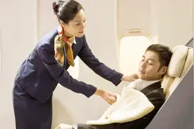 普通舱的空姐和头等舱的空姐的区别是什么？看完才明白视频封面