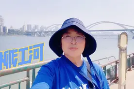 自驾房车从山上下来，跑180公里来到柳州市区，驻车在柳江河边视频封面