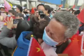 河南援鄂护士女儿抗疫归来、白发父亲泪流满面拥抱：活着就好视频封面