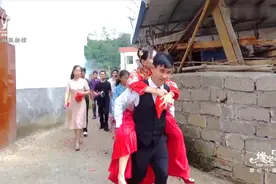 实拍江西一对新人结婚，新郎背着新娘出门，还是个大学生