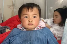 2岁孩子一直奶奶带，哭着不愿和爸妈睡，看宝爸如何一招哄好视频封面