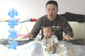 宝宝睡觉手喜欢放被子外面，开档裤真实用，这样穿小手肩膀不冷了视频封面