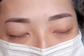 实拍小姐姐纹眉的过程，做完自然又好看，看完好想去弄一个视频封面