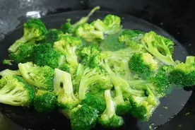 西兰花这样吃才减脂，每天坚持吃，坚持一星期，体重变轻了视频封面