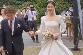 张娜拉婚礼细节曝光，父亲牵手送嫁，与小6岁老公结婚照首度公开视频封面