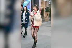美女的黑丝都烂成这个样子了，她到底去干什么了啊视频封面