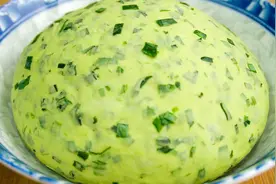 韭菜别只会调馅，加上一碗面粉做成叶子面，比饺子简单，鲜香不腻