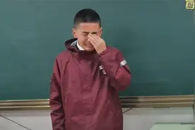 “淘气”男孩被推选为班干部 讲话时激动到落泪 网友：静待花开视频封面