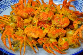 大闸蟹的新吃法，加5个咸蛋黄这样做，又香又解馋，小孩子特喜欢