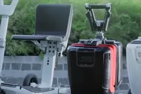 折叠式电动车，专为老人们准备，用不到的时候就把它变行李箱