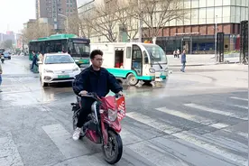 郑州市  第一次见这么小的洒水车一条马路要洒2次视频封面