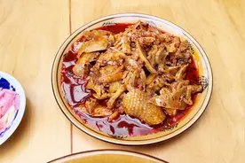 四川平乐古镇，奶汤面是用牛奶熬的汤吗？钵钵鸡这么贵会好吃吗？