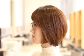 女士新休闲款短发，剪这款发型既显年轻又时尚，发型师值得学习