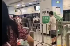 南宁地铁一男子上身赤裸将女子压在身下视频封面