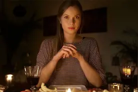 女子一夜醒来被缝上了眼睛和嘴巴！丈夫对此却视而不见！惊悚短片视频封面