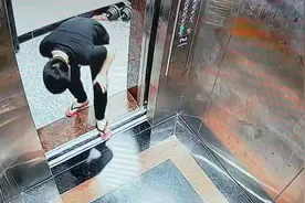 男子将手机掉进电梯缝，站原地当场愣住，请师傅捡回来后惊喜万分视频封面