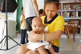 宝宝第一次理光头是什么感觉，看到孩子呆萌模样，把媳妇笑坏了视频封面