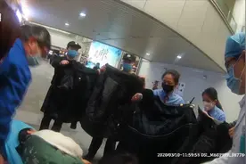 21岁女子在杭州火车站突然站着生下男婴 他们组成人墙为孕妇遮挡视频封面