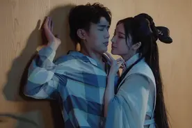 女孩长相甜美可人，却活了3000年，原来是个专门找小鲜肉的狐狸精视频封面