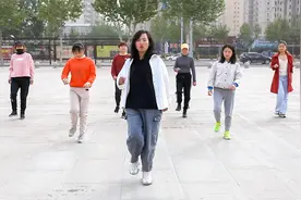 教你一支动感32步广场舞《赛斯摇》，美女老师现场一步一步教