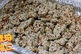 做琥珀桃仁分四步：一汆煮二挂霜三油炸四裹芝麻，香甜酥脆又好吃视频封面