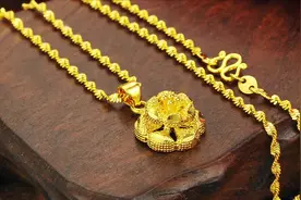 这才是黄金项链的正确戴法，抓紧学会，别让你的项链不小心掉了