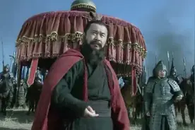 三国演义：为何曹操总是亲自征战，属下没有统兵的将领吗视频封面