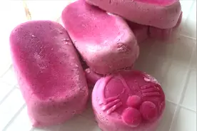 用火龙果牛奶在家就能做出美味漂亮雪糕，味道香甜细腻，清凉爽滑