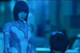 美女半夜上街，遇几个小混混调戏，怎料美女三两下就被混混制服视频封面