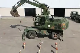 无所不能的快递小哥们，竟然用挖掘机干了这件事！视频封面