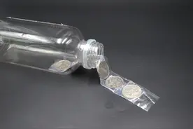 塑料瓶里装水加上几枚硬币，放着窗户旁，解决了很多家庭的困扰视频封面