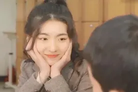 班里转来一个美女，非要坐在班里最帅的男生身边，可爱的小姐姐视频封面