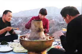 冰箱里的骨头全拿出来了，在家做大骨头汤火锅，吃起来太过瘾了视频封面