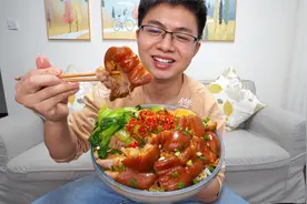 用肘子自制一碗猪脚饭，肉香十足软糯粘牙，整整一个也太爽了视频封面