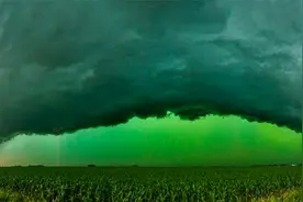 美国南达科他州现罕见翠绿色天空 大片乌云天空翻滚如末日降临