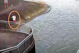 广东佛山为救落水父子遇难英雄身份确认：80后设计师视频封面